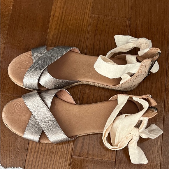 UGG Leather Cutout Accent Espadrilles - Picture 1 of 4